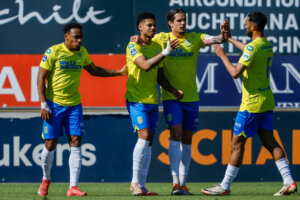 Richonell Margaret krijgt de felicitaties na een treffer voor RKC Waalwijk