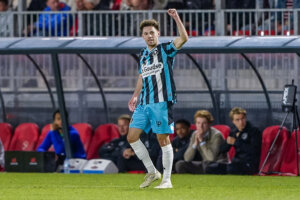 Mitchell van Bergen juicht na zijn goal voor Sparta