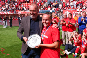 René Roord en Jaimy Ravensbergen, topscorer van de Azerion Vrouwen Eredivisie