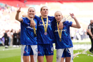 Wieke Kaptein, Millie Bright en Aggie Beever-Jones na het winnen van de FA Cup