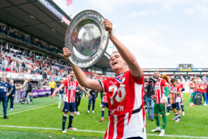 Joey Veerman met de kampioensschaal