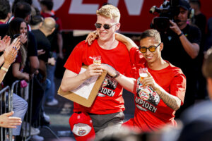 Jerdy Schouten en Mauro Júnior tijdens de huldiging van PSV