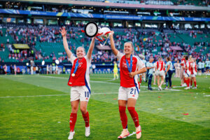 Kim Little en Victoria Pelova met de UEFA Women's Champions League-trofee