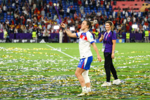 Lucy Bronze na het winnen van het EK