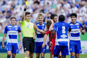 Joey Kooij geeft een gele kaart bij PEC - FC Twente