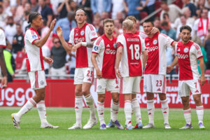 Aaron Bouwman (uiterst links) met onder meer Wout Weghost Davy Klaasen en Steven Berghuis