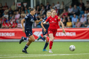 Nikée van Dijk in actie namens FC Twente
