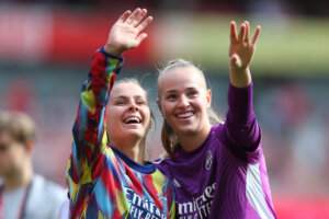 Victoria Pelova en Daphne van Domselaar in het Emirates Stadium