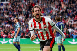 Yarek Gasiorowski viert zijn goal tegen Ajax