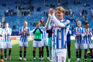 Mats Egbring bedankt het publiek van SC Heerenveen