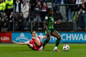 Lineth Beerensteyn (Vfö Wolfsburg) in actie tegen 1.FC Köln