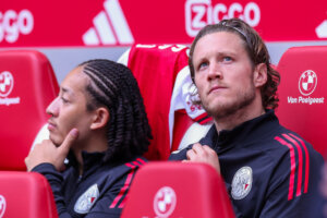 Kian Fitz-Jim en Wout Weghorst op de bank bij Ajax