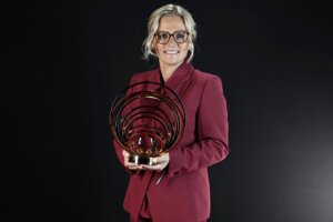 Sarina Wiegman met de Johan Cruyff Trophy