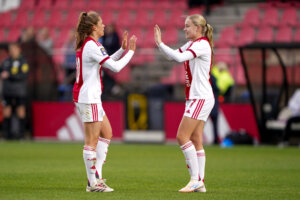 Joëlle Smits en Ranneke Derks juichen