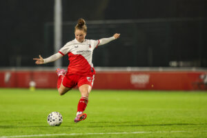 Nikita Tromp (FC Utrecht) schiet