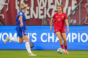 Sophie Proost (FC Twente) aan de bal tegen Chelsea