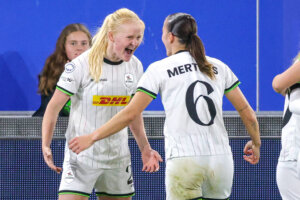 Linde Veefkind (links) juicht na haar goal tegen FC Twente