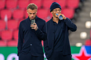 Noa Lang en David Neres in het Philips Stadion