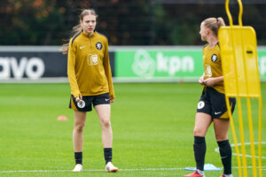 Lotte Keukelaar op de training van de OranjeLeeuwinnen