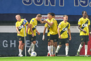 Sydney van Hooijdonk juicht met zijn ploeggenoten na een goal tegen SC Heerenveen