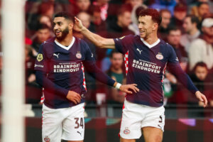 Ismael Saibari en Ivan Perisic vieren een treffer tegen Feyenoord