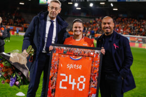 Sherida Spitse wordt in het zonnetje gezet na haar laatste interland