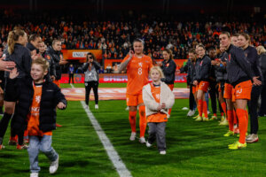 De OranjeLeeuwinnen nemen afscheid van recordinternational Sherida Spitse