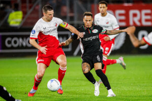 Nick Viergever in duel met NEC