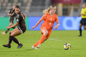 Maud Thomassen in actie namens Oranje O17
