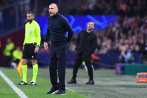 John Heitinga schreeuwt zijn spelers toe tegen Galatasaray