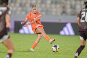 Tess van der Vliet in actie namens Oranje O17