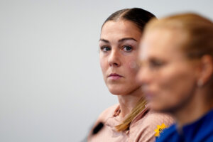 Mary Earps kijkt naar Sarina Wiegman tijdens een persmoment