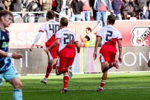 Matisse Didden juicht na zijn goal tegen Ajax