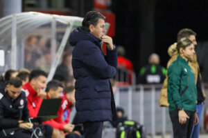 Roeland ten Berge langs de lijn bij PSV