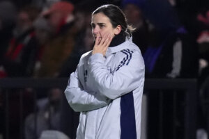 Renée Slegers langs de lijn bij Arsenal