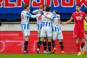 SC Heerenveen viert treffer tegen AZ