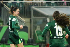 Caitlin Dijkstra juicht na haar goal voor VfL Wolfsburg
