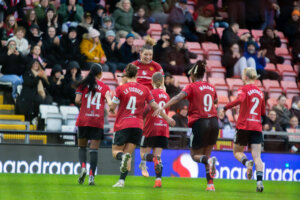 Dominique Janssen juicht na haar goal voor Manchester United