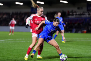 Lynn Groenewegen (FC Twente) in duel met Frida Maanum (Arsenal)