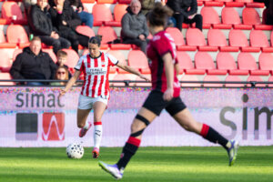 Renate Jansen (PSV) aan de bal tegen FC Rijnvogels