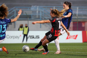 Kayleigh van Dooren in actie namens AC Milan tegen Inter