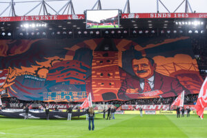 Mega-spandoek in De Grolsch Veste