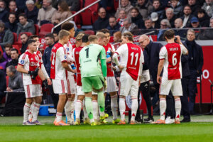 Fred Grim overlegt met zijn spelers