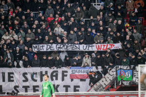 FC Twente-supporters met een spandoek richting Go Ahead Eagles