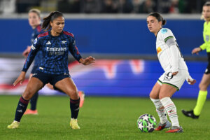 Jeslynn Kuijpers (OH Leuven) in actie tegen Arsenal