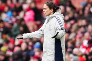 Renée Slegers langs de lijn bij Arsenal - Manchester United