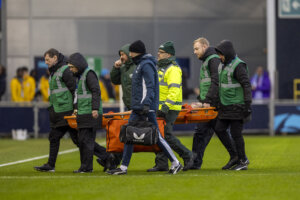 Katja Snoeijs gaat per brancard van het veld