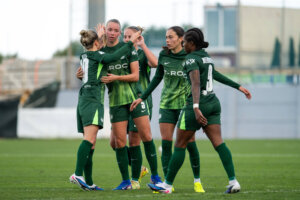 Ella Peddemors wordt gefeliciteerd met haar goal voor VfL Wolfsburg