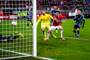 Vitezslav Jaros krijgt weer een doelpunt om de oren