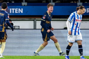 Jesper Uneken viert zijn treffer tegen SC Heerenveen